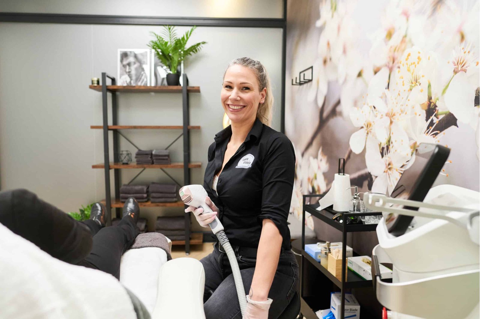 Laserstudio Noord Evelien staat voor je klaar met haar Laserapparaat tatoeage verwijderen 1920 x 1080